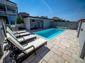 Ferienwohnung mit Pool und privatem Sportplatz 300m vom Meer